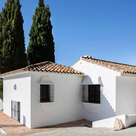 Beautiful House With Garden & Views In